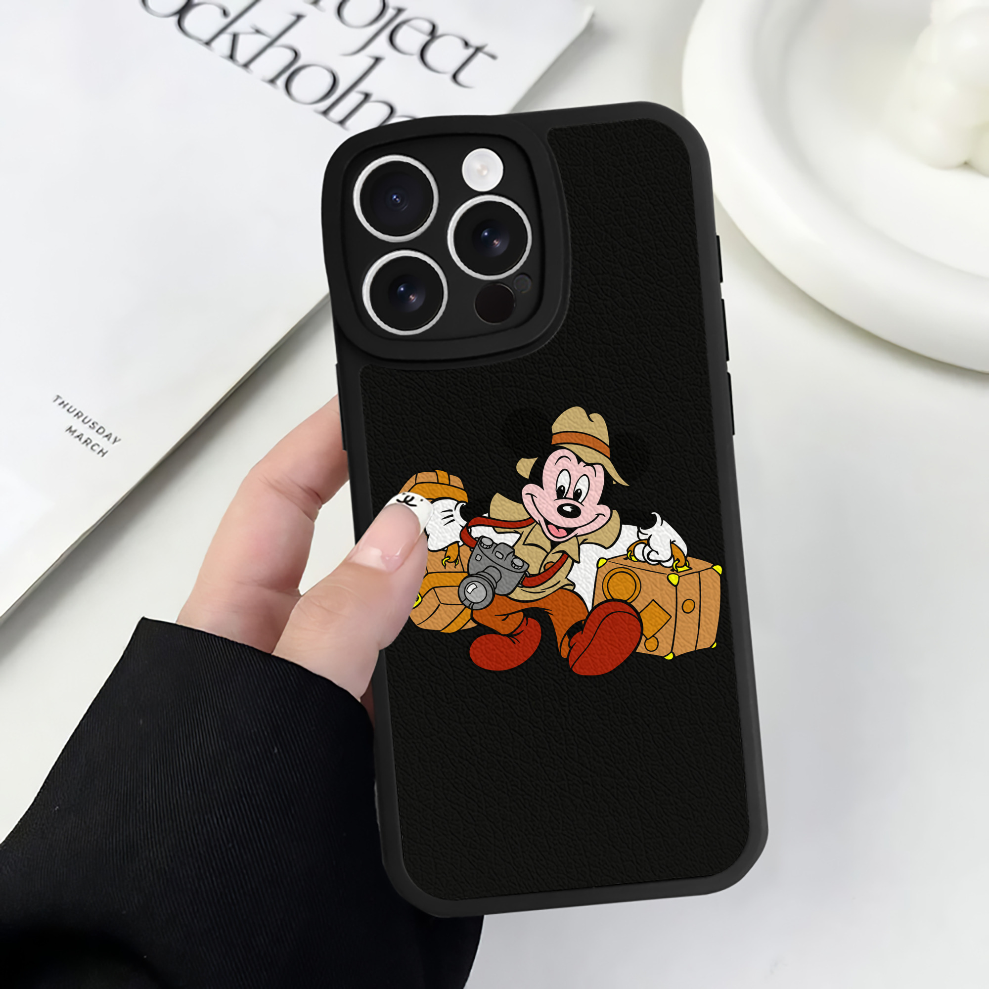 （画像用） ミッキーマウス Mickey Mouse 【iPhone 16シリーズ対応】シリコンスマホケース（レザー調） 材質：シリコン